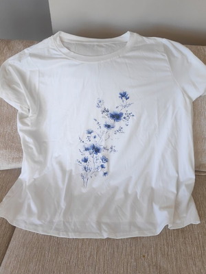 T-shirt άσπρη με λουλούδια μέγεθος 3XL καινούργια