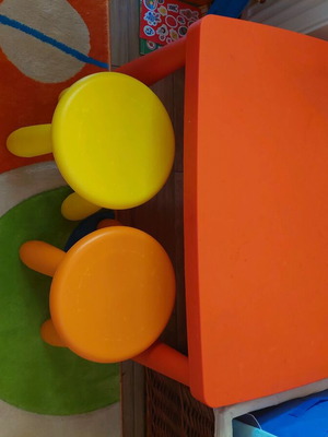 Children's table with two stools like new
