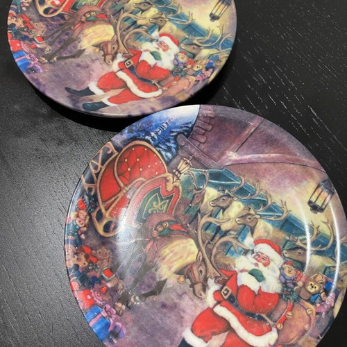 Set of two Christmas plates like new