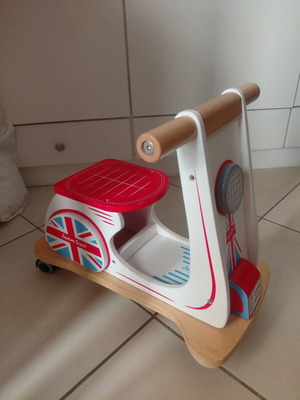 Jamm Scooter wooden Vespa with flag