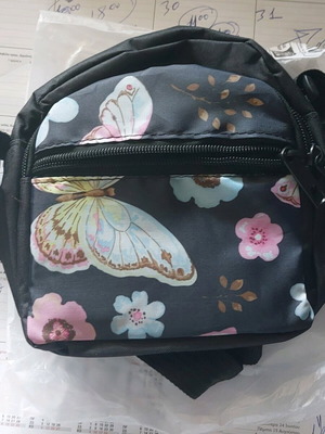 Τσαντάκι ώμου μικρό, διαστάσεις 18x17 με τρεις θήκες με φερμουάρ, καινούργιο