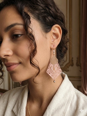 Ethnik boho earrings like new, pink metal with lace details