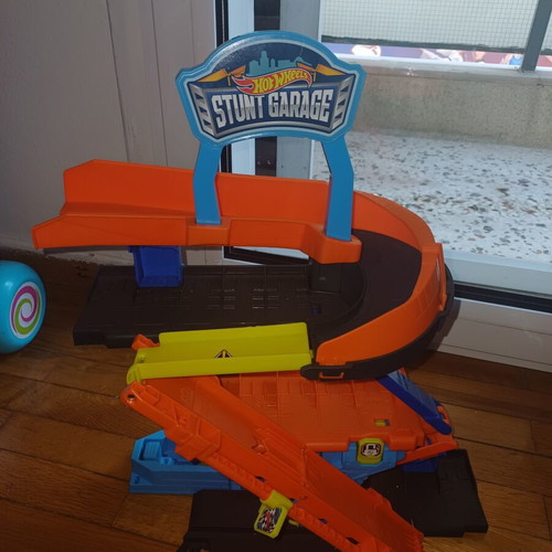 Mattel Hot Wheels City Transforming Stunt Garage with Car Launcher new