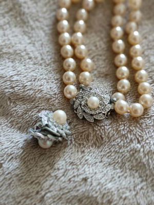 Vintage bracelet and earrings like new with faux pearls and silver clasp