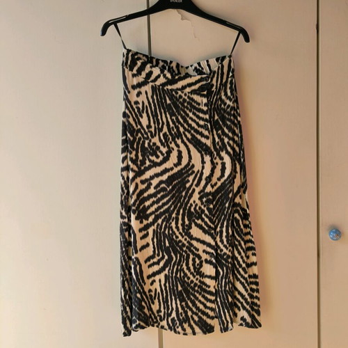 Namaste midi skirt like new, black and white