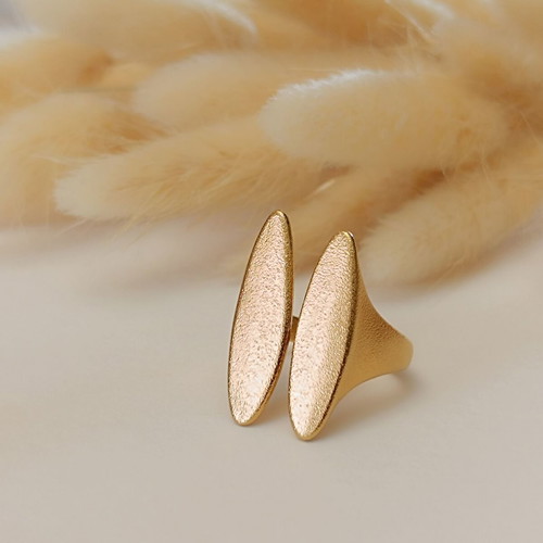 Steel ring new in matte gold color adjustable