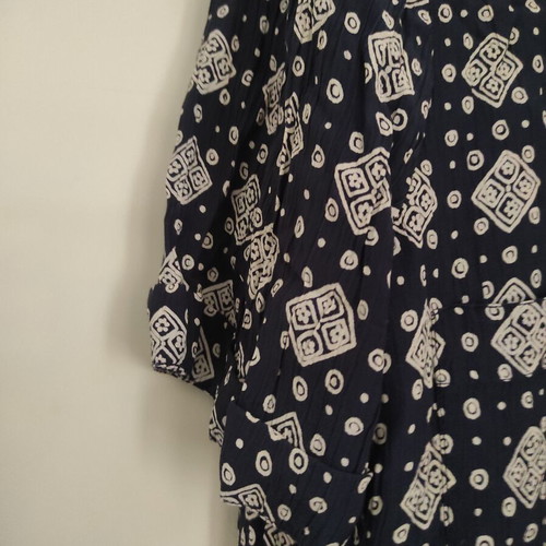 Women's shirt large like new, fabric buttons, shoulder pads
