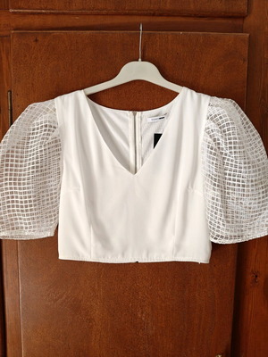 Women's white crop top with impressive sleeves new