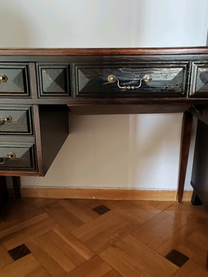 Desk with old sewing machine used, 1950