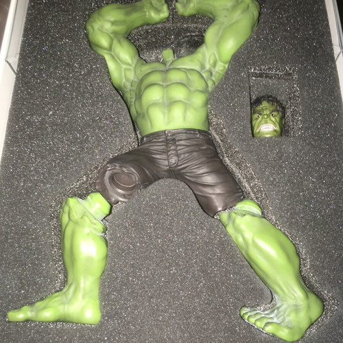 Hulk Statue 12 Inches 30 cm new with realistic base and box