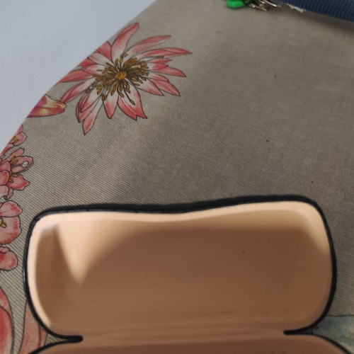 Glasses case like new, black and beige