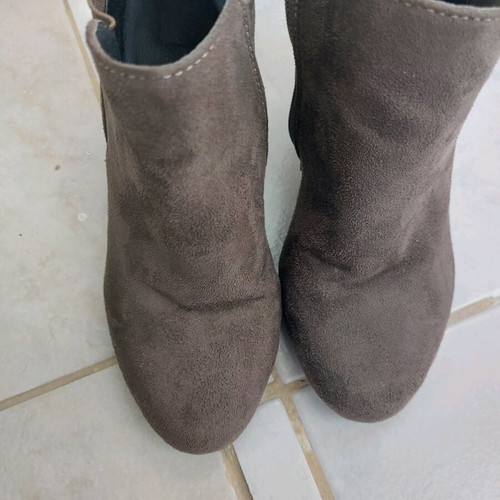 Women’s boots used, gray, comfortable