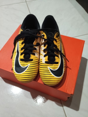 Παιδικά ποδοσφαιρικά παπούτσια Nike Jr. Mercurial Vortex III AG μεταχειρισμένα, νούμερο 34