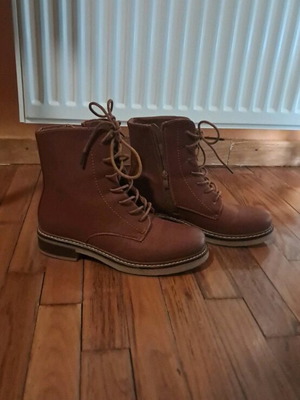 Brown ankle boots like new, size 38 with laces and zipper