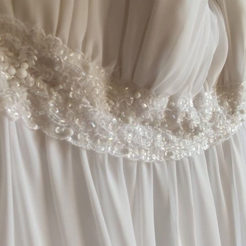 Wedding dress like new for petite brides, white with veil