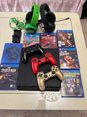 PlayStation 4 like new with Razer Kraken headset, 7 games and 3 controllers
