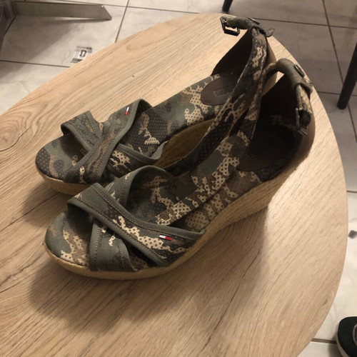 Tommy Hilfiger Women Platforms size 41 like new, beige and green