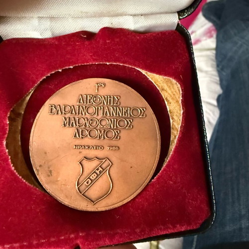 1st International Vardinogiannis Marathon Road medal like new, authentic 1990