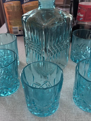 Carafe and 6 glasses like new