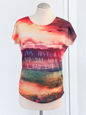 Vintage Graphic T-shirt with Quote and Sunset Print Medium, like new