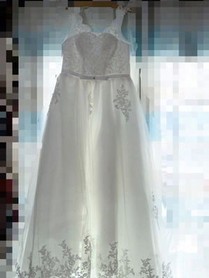 Wedding dress A-line with lace and long tulle train like new, white
