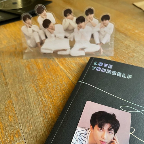 BTS Love Yourself Tear like new, version O with photocard and stand