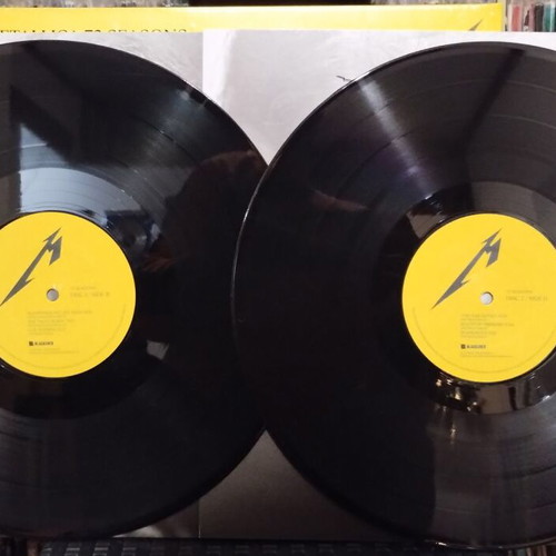 Metallica 72 Seasons 2LP like new, signed by Robert Trujillo