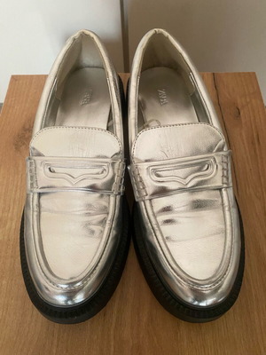 Loafers Zara σε άριστη κατάσταση, μέγεθος 38, ασημί με μαύρη σόλα