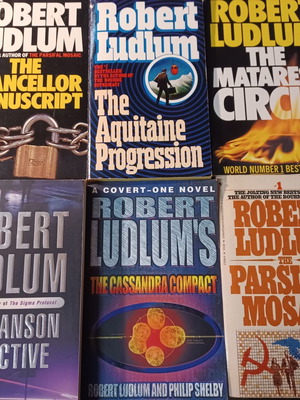 Robert Ludlum 6 books like new, English