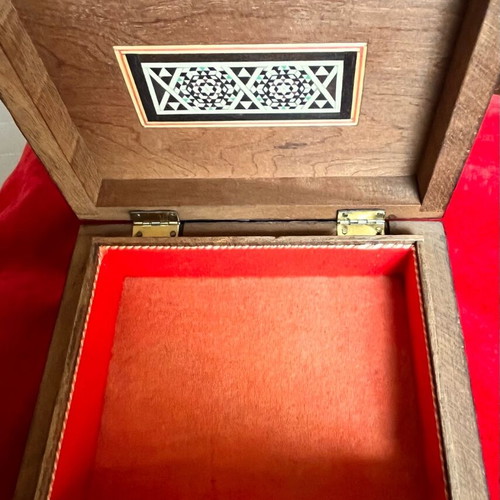 Ξύλινο κουτί vintage 1960s με mother of pearl marquetry από τη Μέση Ανατολή μεταχειρισμένο