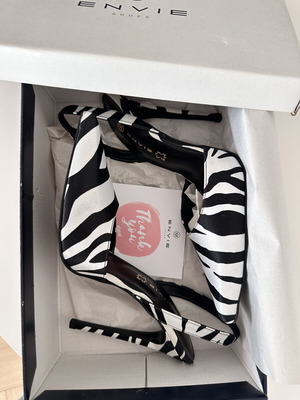 Envie Shoes σατέν ζέβρα γόβες νέες μέγεθος 40 μαύρο λευκό
