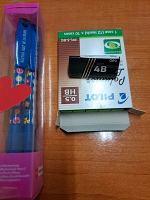 Σετ απο στυλο.και.μηχανικο μολυβι. γομα και 5 κουτακια μυτες για το μολυβι