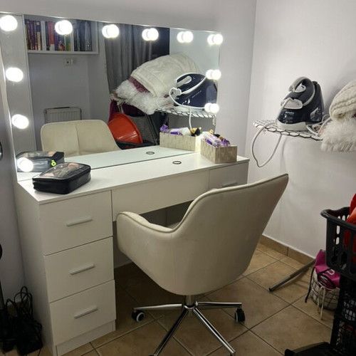 Boudoir vanity set like new with many drawers and LED lights