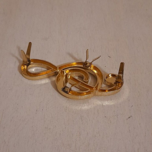 Treble clef pin like new, gold color with faux pearl