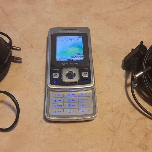 Sony Ericsson cell phone used with 2 chargers silver