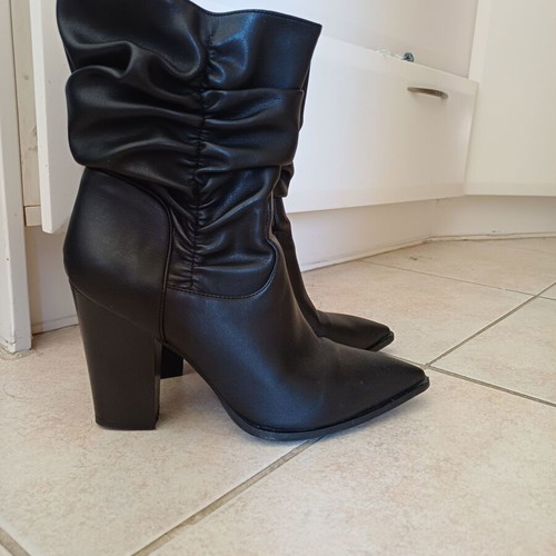 Sante boots size 39 black like new with 9 cm heel