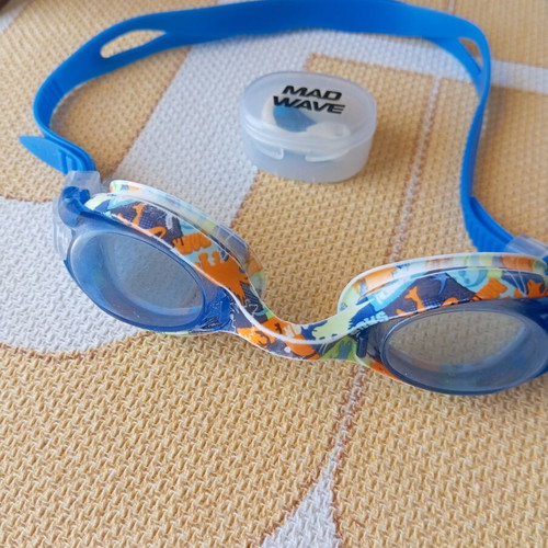 Wave Swimming Goggles like new with 2 free nose clips
