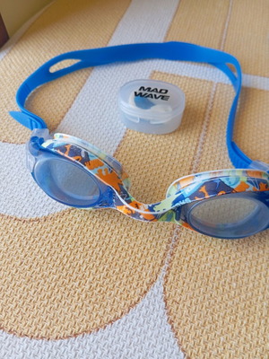 Wave Swimming Goggles like new with 2 free nose clips