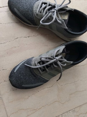Αθλητικά γυναικεία παπούτσια Adidas μεταχειρισμένα, γκρι, νούμερο 40