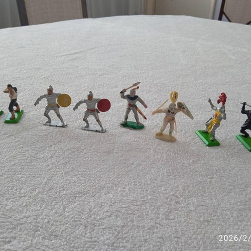 Miniature soldier figures used, set of 21 various eras