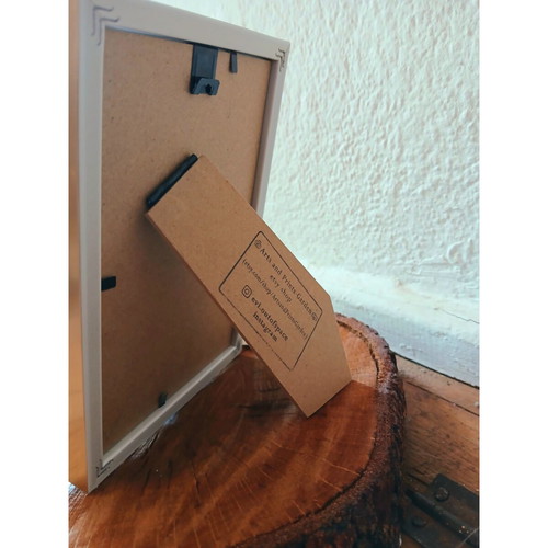Decorative photo frame with 10x15cm printed picture
