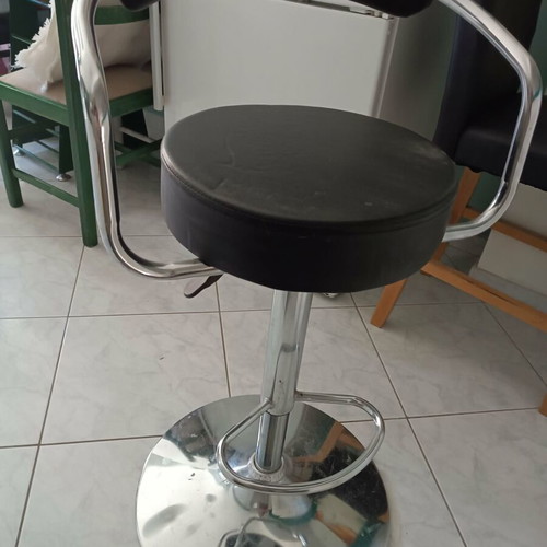 Σκαμπό αυξομειώμενο για μπαρ σαν καινούργιο, ελάχιστα χρησιμοποιημένο