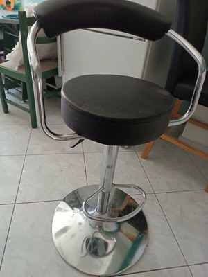 Σκαμπό αυξομειώμενο για μπαρ σαν καινούργιο, ελάχιστα χρησιμοποιημένο