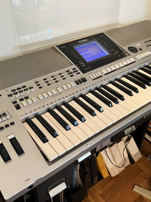 Yamaha PSR OR700 keyboard used in excellent condition