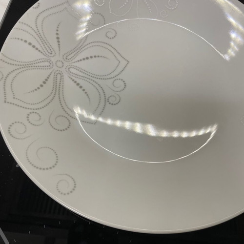 Lilium porcelain dinnerware set 24 pcs new with salad bowl and large platter