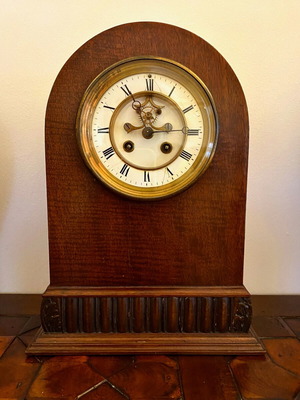 Συλλεκτικό επιτραπέζιο ρολόι κουρδιζόμενο μεταχειρισμένο από ξύλο