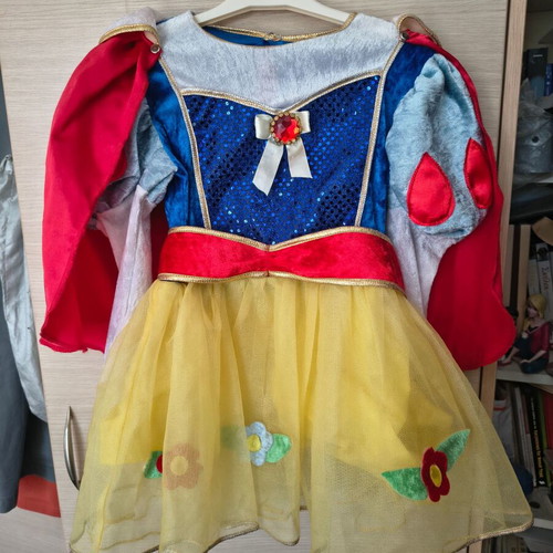 Snow White costume size 6 like new