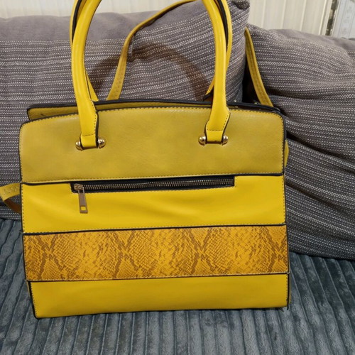 Yellow shoulder bag used with many compartments, leatherette