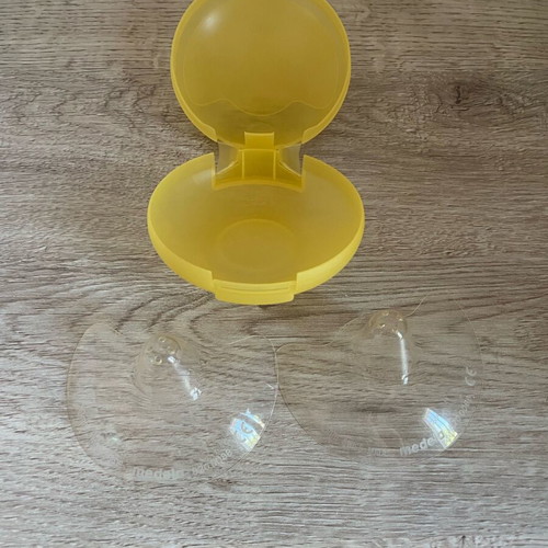 Medela Contact silicone nipple shields M (20mm) with case like new, 2 pcs