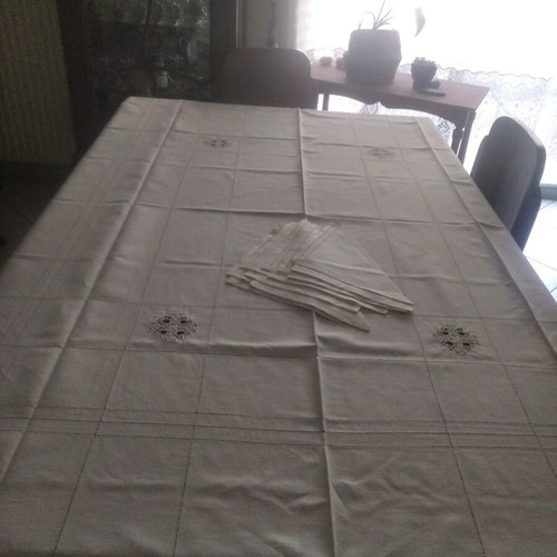 Handmade tablecloth with 6 food napkins, vintage